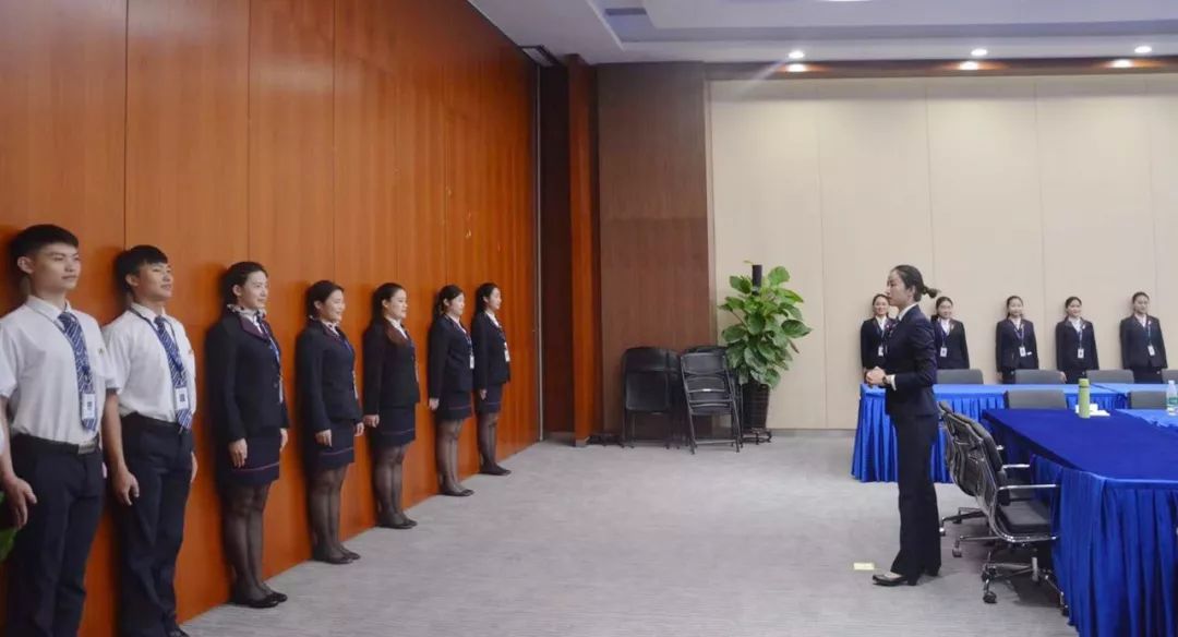 廣電城市服務 以禮潤心，點亮規劃展覽“新顏值”_員工服務禮儀培訓紀實